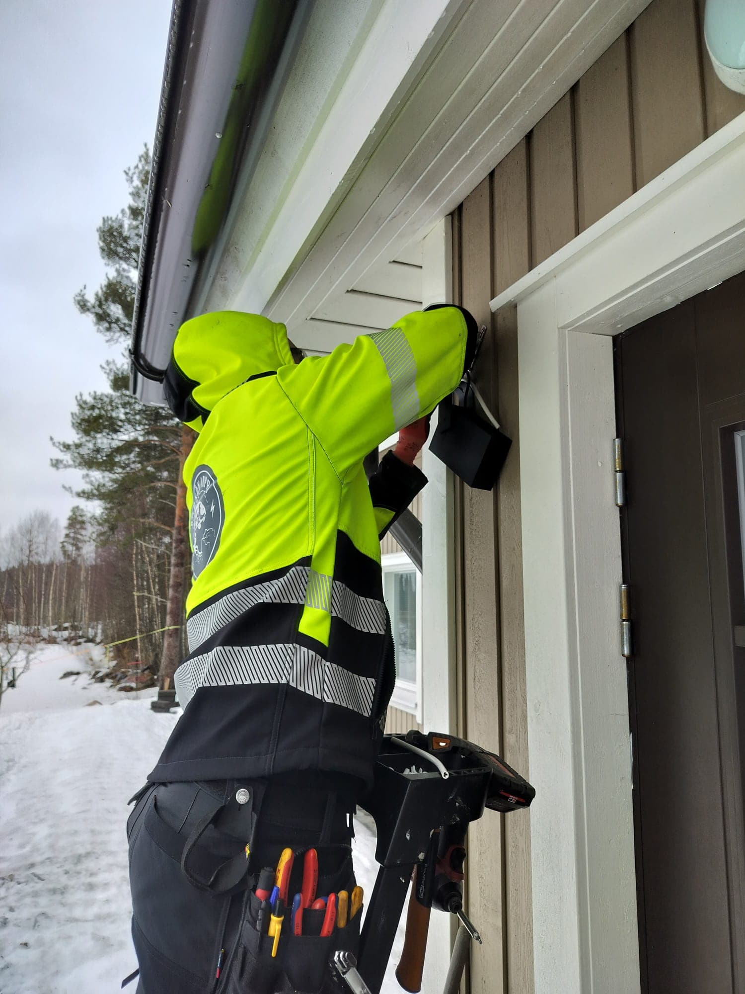 Kameravalaisimen asennus ulos