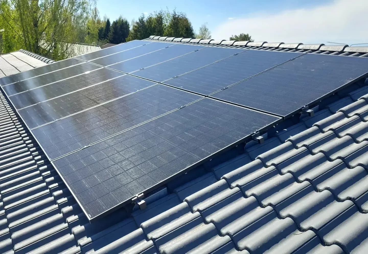 Aurinkopaneelit katolla