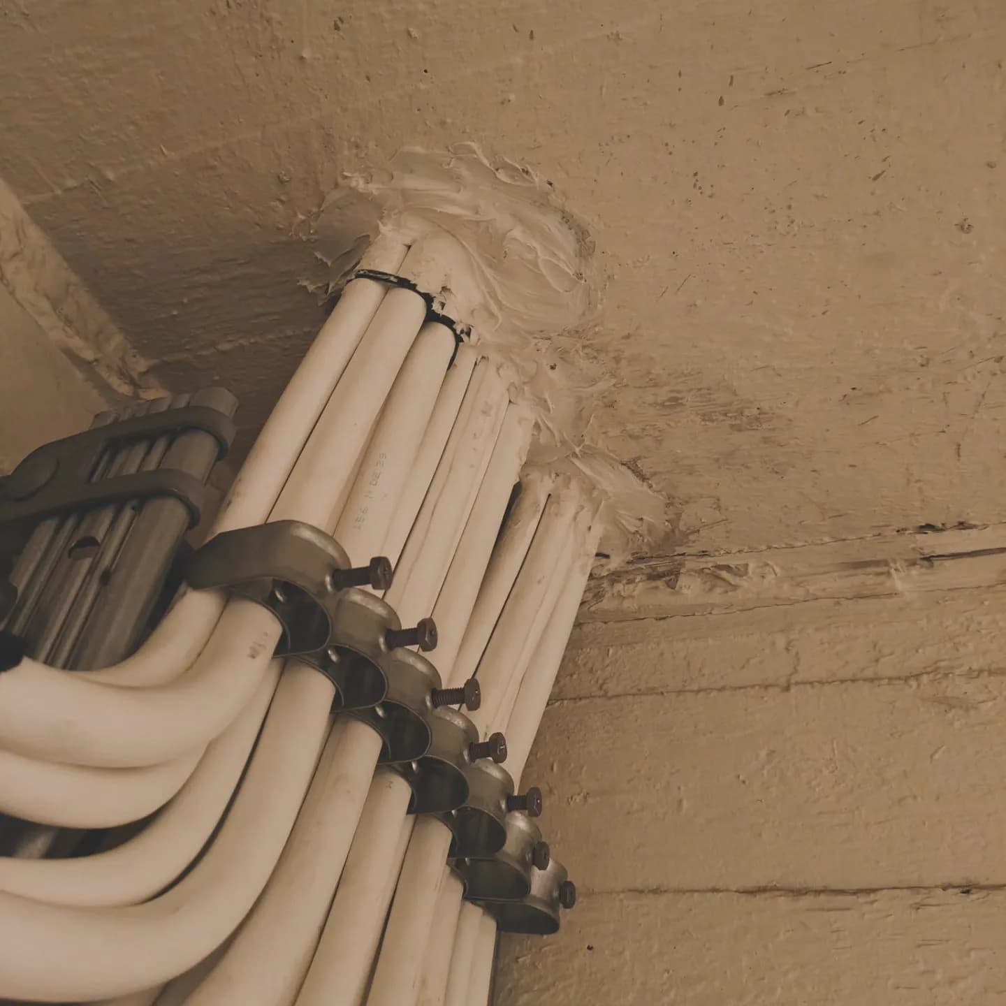 Palokatkoasennus teknisessä läpiviennissä